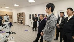 白叟们就如许零距离体验着将来科技照进现实糊