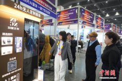 记者正在展会现场